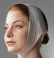 photo femme avec bandages aux oreilles